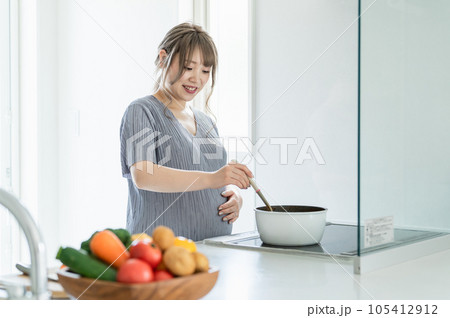 キッチンで料理をするアジア人女性・妊婦・プレママ 105412912