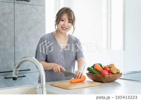 キッチンで料理・野菜を切るアジア人女性・妊婦・プレママ キッチンで料理・野菜を切るアジア人女性・妊婦・プレママ 105413223