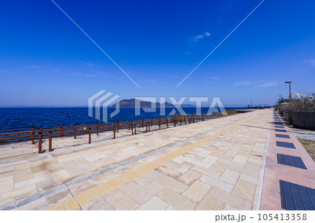 サンポート高松から瀬戸内海に浮かぶ女木島(高松市香川県) サンポート高松から瀬戸内海に浮かぶ女木島(高松市香川県) 105413358