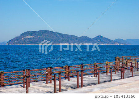 サンポート高松から瀬戸内海に浮かぶ女木島(高松市香川県) サンポート高松から瀬戸内海に浮かぶ女木島(高松市香川県) 105413360