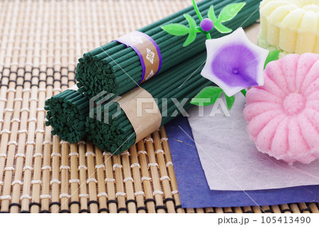 お盆をイメージした落雁と線香 お盆をイメージした落雁と線香 105413490