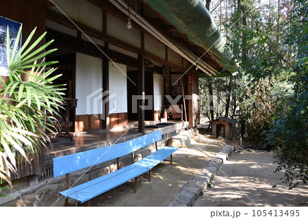 展示家屋の休憩所にある青いベンチ 展示家屋の休憩所にある青いベンチ 105413495