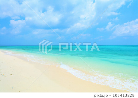 沖縄　夏の青空と池間島の海 105413829