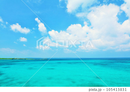沖縄　夏の青空と池間島の海 105413831