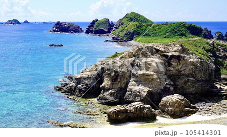 沖縄県慶良間諸島阿嘉島の天城展望台から見えるサクバル奇岩群 沖縄県慶良間諸島阿嘉島の天城展望台から見えるサクバル奇岩群 105414301
