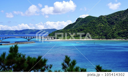 沖縄県慶良間諸島阿嘉島の天城展望台から見える慶留間島と阿嘉大橋 沖縄県慶良間諸島阿嘉島の天城展望台から見える慶留間島と阿嘉大橋 105414302