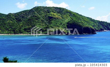沖縄県慶良間諸島阿嘉島の天城展望台から見える慶留間島 沖縄県慶良間諸島阿嘉島の天城展望台から見える慶留間島 105414303