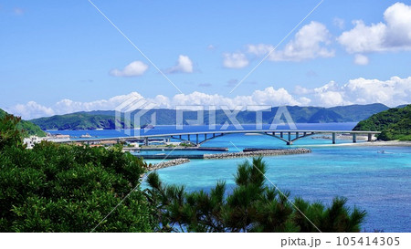 沖縄県慶良間諸島阿嘉島の天城展望台から見える慶留間島と阿嘉大橋 沖縄県慶良間諸島阿嘉島の天城展望台から見える慶留間島と阿嘉大橋 105414305