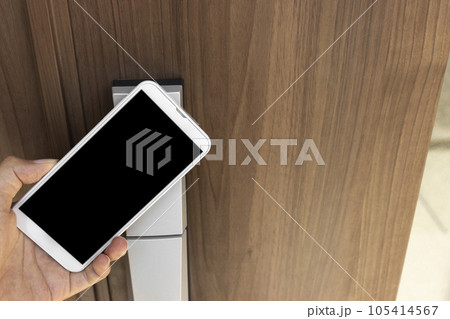 スマートフォンでドアのカギを開錠するイメージ スマートフォンでドアのカギを開錠するイメージ 105414567