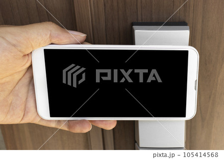 スマートフォンでドアのカギを開錠するイメージ 105414568