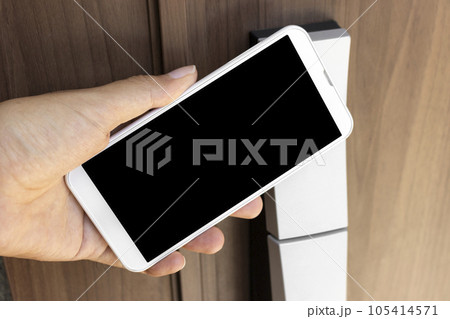 スマートフォンでドアのカギを開錠するイメージ 105414571
