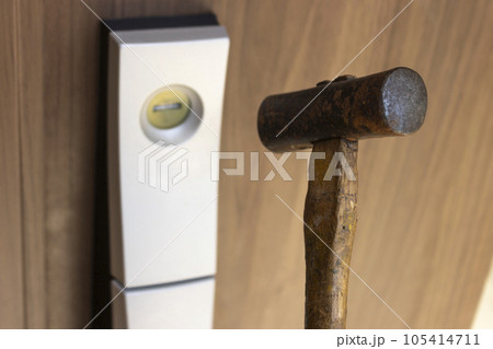 玄関ドアのカギをハンマーで壊すイメージ 玄関ドアのカギをハンマーで壊すイメージ 105414711