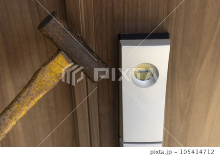 玄関ドアのカギをハンマーで壊すイメージ 玄関ドアのカギをハンマーで壊すイメージ 105414712
