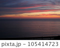 暮れゆく日本海の夕焼け 105414723