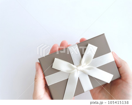 プレゼントボックスを持つ女性の手 105415138