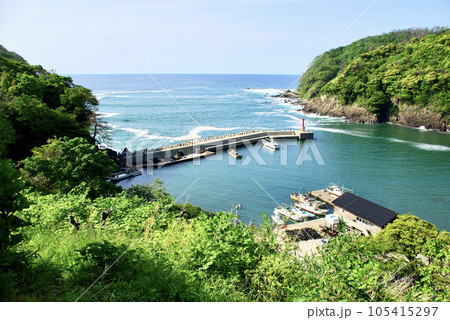 山陰地方の兵庫県香美町香住にある鎧漁港 105415297