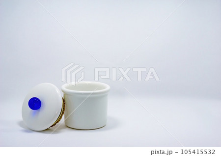 青いツマミの付いた蓋を持つ白い陶器のポット 青いツマミの付いた蓋を持つ白い陶器のポット 105415532