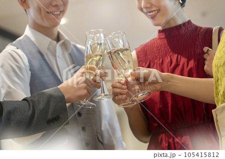 シャンパングラスで乾杯する男女の手元 撮影協力:Creadisce(丸善雄松堂株式会社) シャンパングラスで乾杯する男女の手元 撮影協力:Creadisce(丸善雄松堂株式会社) 105415812