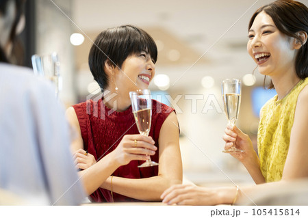 シャンパングラスを持って談笑する若い女性たち 撮影協力:Creadisce(丸善雄松堂株式会社) シャンパングラスを持って談笑する若い女性たち 撮影協力:Creadisce(丸善雄松堂株式会社) 105415814