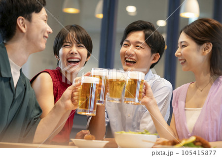 ビールで乾杯する若い男女 撮影協力:Creadisce(丸善雄松堂株式会社) ビールで乾杯する若い男女 撮影協力:Creadisce(丸善雄松堂株式会社) 105415877
