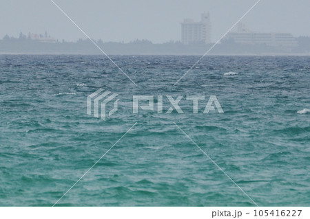 南の島の青い海白い砂浜 南の島の青い海白い砂浜 105416227
