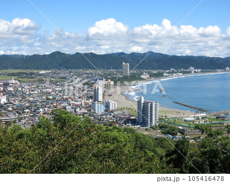 鴨川市の魚見塚展望台からの眺め（北東側　太平洋・前原海岸・鴨川シーワールド・安房鴨川駅など） 105416478