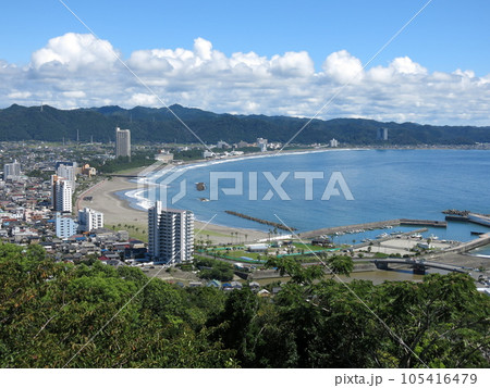 鴨川市の魚見塚展望台からの眺め(北東側 太平洋・鴨川港・加茂川・前原海岸・鴨川シーワールドなど) 鴨川市の魚見塚展望台からの眺め(北東側 太平洋・鴨川港・加茂川・前原海岸・鴨川シーワールドなど) 105416479