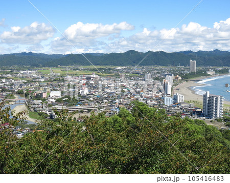 鴨川市の魚見塚展望台からの眺め(北東側 太平洋・加茂川・前原海岸・安房鴨川駅・鴨川市役所など) 鴨川市の魚見塚展望台からの眺め(北東側 太平洋・加茂川・前原海岸・安房鴨川駅・鴨川市役所など) 105416483