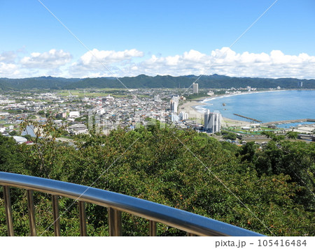 鴨川市の魚見塚展望台からの眺め(太平洋・加茂川・前原海岸・鴨川シーワールド・安房鴨川駅・鴨川市役所) 鴨川市の魚見塚展望台からの眺め(太平洋・加茂川・前原海岸・鴨川シーワールド・安房鴨川駅・鴨川市役所) 105416484