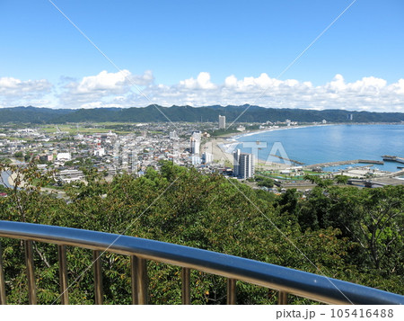 鴨川市の魚見塚展望台からの眺め(太平洋・加茂川・前原海岸・鴨川シーワールド・安房鴨川駅・鴨川市役所) 鴨川市の魚見塚展望台からの眺め(太平洋・加茂川・前原海岸・鴨川シーワールド・安房鴨川駅・鴨川市役所) 105416488