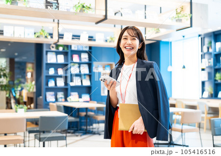 オフィスで働くビジネスウーマン　撮影協力：Creadisce（丸善雄松堂株式会社） 105416516