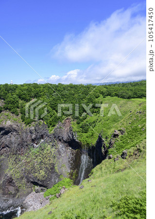 知床フレペの滝付近を歩く 知床フレペの滝付近を歩く 105417450