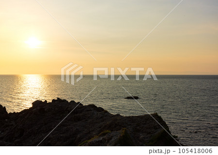 真夏の新潟県の日本海に沈む夕陽 真夏の新潟県の日本海に沈む夕陽 105418006
