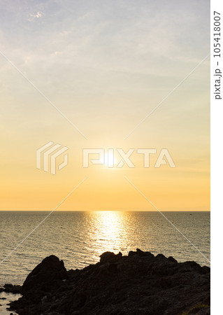 真夏の新潟県の日本海に沈む夕陽 真夏の新潟県の日本海に沈む夕陽 105418007