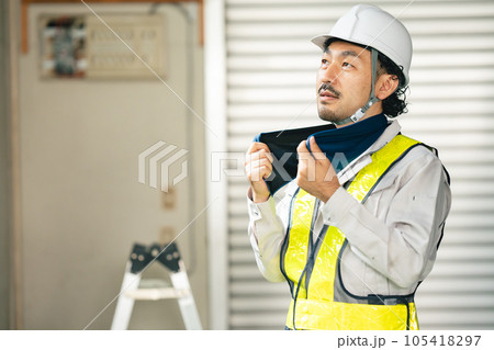 手で仰ぐ作業員 105418297