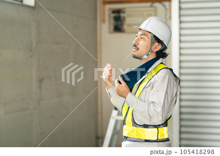 手で仰ぐ作業員 105418298