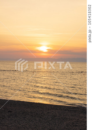 真夏の日本海、新潟県越後七浦海岸の夕暮れ 105418302