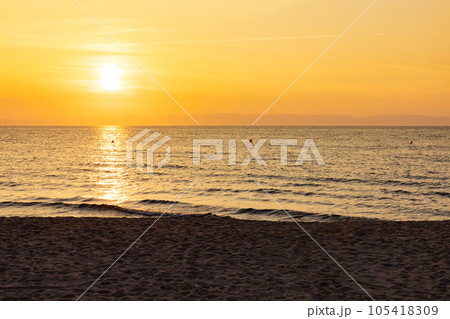 真夏の日本海、新潟県越後七浦海岸の夕暮れ 105418309