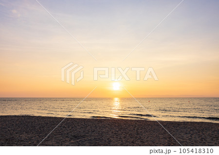 真夏の日本海、新潟県越後七浦海岸の夕暮れ 105418310