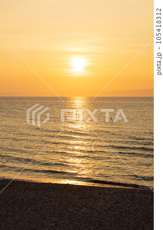 真夏の日本海、新潟県越後七浦海岸の夕暮れ 真夏の日本海、新潟県越後七浦海岸の夕暮れ 105418312