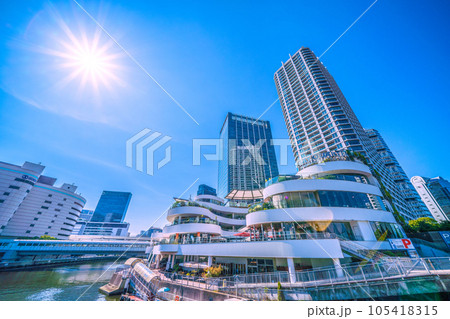 日本の横浜都市景観 夏・猛烈な暑さ…横浜ベイクォーターなどを望む(左奥には横浜駅・JR横浜タワー) 日本の横浜都市景観 夏・猛烈な暑さ…横浜ベイクォーターなどを望む(左奥には横浜駅・JR横浜タワー) 105418315