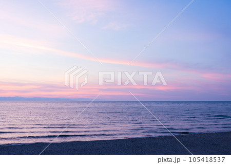 真夏の日本海、新潟県越後七浦海岸の夕暮れ 真夏の日本海、新潟県越後七浦海岸の夕暮れ 105418537