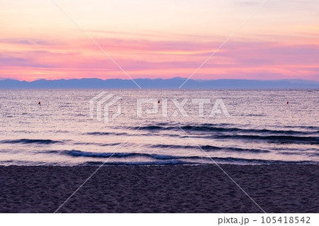 真夏の日本海、新潟県越後七浦海岸の夕暮れ 105418542
