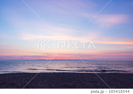 真夏の日本海、新潟県越後七浦海岸の夕暮れ 105418544