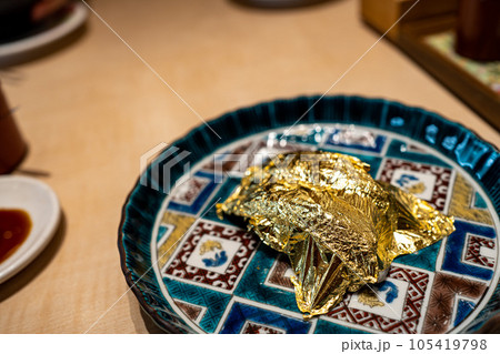 金沢駅前にある寿司屋の金箔付きのどぐろ寿司 105419798