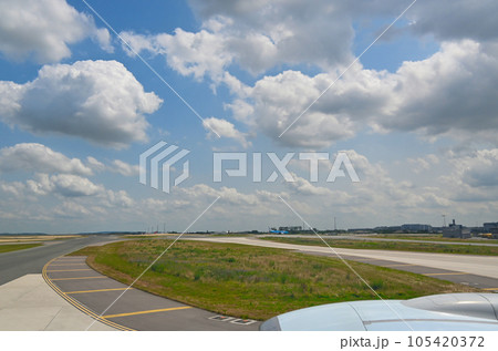 シャルル・ド・ゴール空港　タキシング中の風景 ／パリ，フランス 105420372