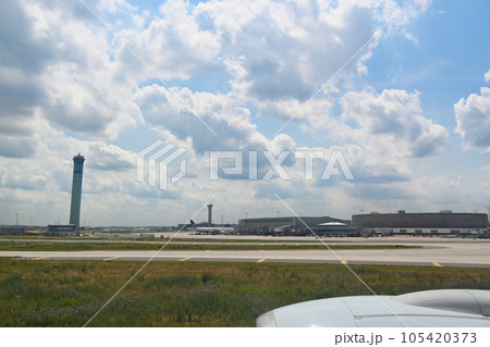 シャルル・ド・ゴール空港　タキシング中の風景 ／パリ，フランス 105420373