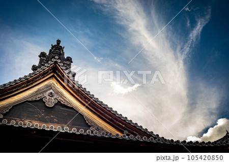妙心寺の夏、仏殿の屋根に夏の青空、渦を描くダイナミックな夏雲 105420850