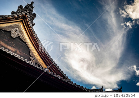 妙心寺の夏、仏殿の屋根に夏の青空、渦を描くダイナミックな夏雲 105420854
