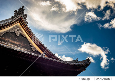 妙心寺の夏、仏殿の屋根に夏の青空、渦を描くダイナミックな夏雲 妙心寺の夏、仏殿の屋根に夏の青空、渦を描くダイナミックな夏雲 105420861